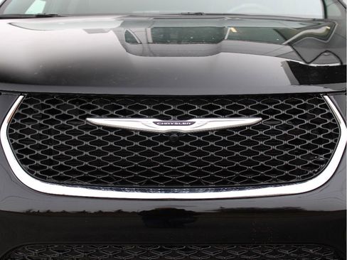 New 2026 Chrysler Pacifica Select image 9