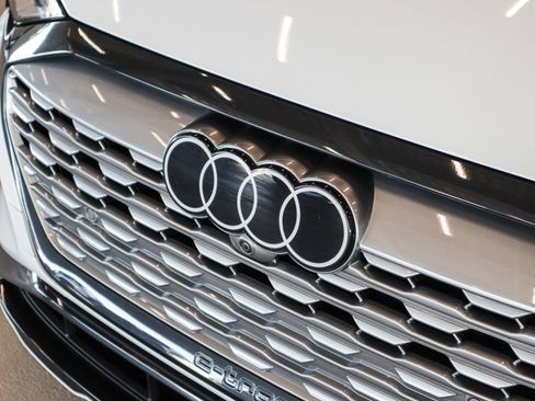 Used 2024 Audi Q8 e-tron Premium Plus image 29