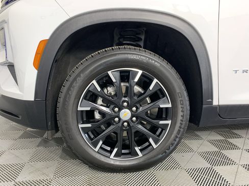 Used 2026 Chevrolet Traverse LT w/ Sun and Wheel Package FWD image 11