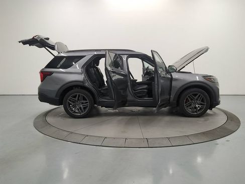 Used 2025 Ford Explorer ST-Line w/ ST-Line Street Pack AWD/4WD image 17