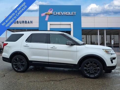 Used 2018 Ford Explorer XLT w/ XLT Appearance Package image 4