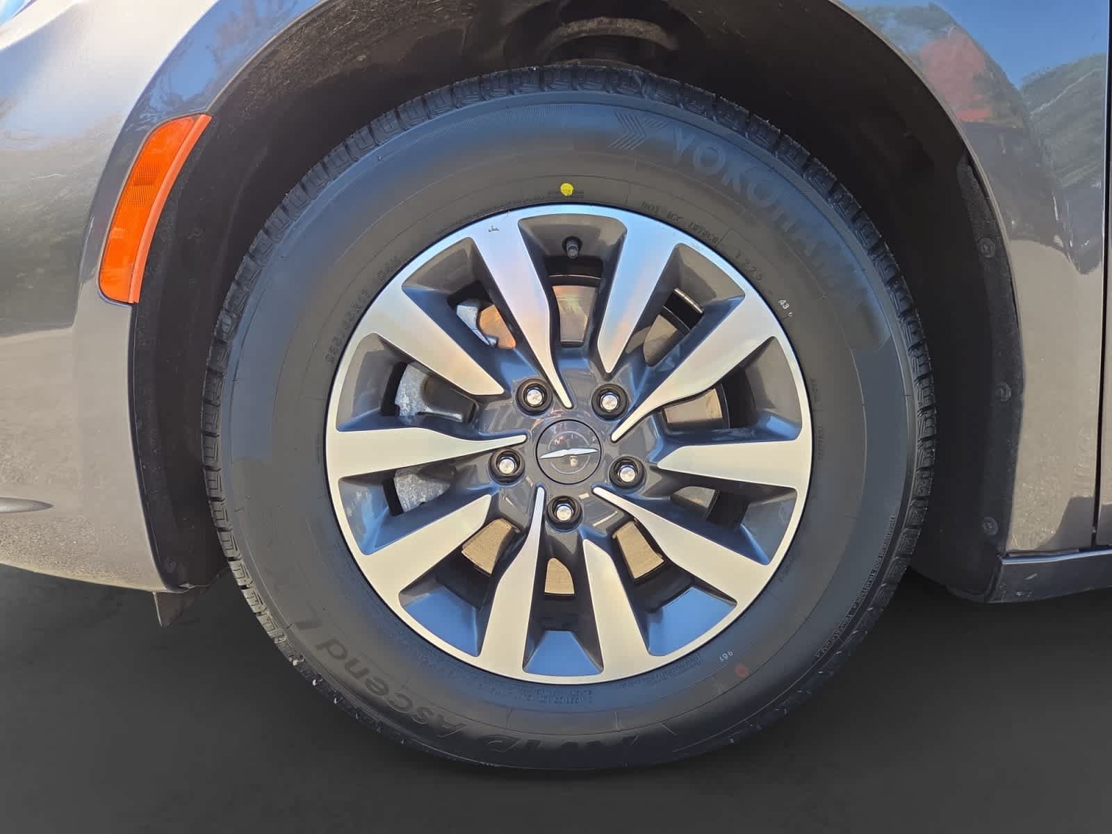 Used 2023 Chrysler Pacifica Touring-L FWD image 9