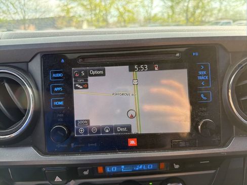 Used 2017 Toyota Tacoma TRD Sport image 11