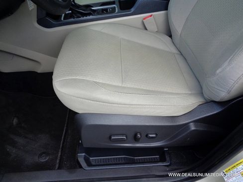 Used 2017 Ford Escape SE w/ Equipment Group 201A FWD image 8