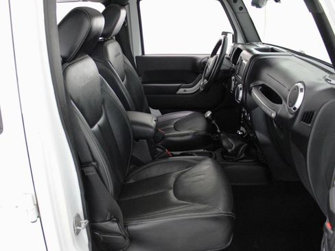 Used 2015 Jeep Wrangler Unlimited Rubicon w/ Connectivity Group AWD/4WD image 45