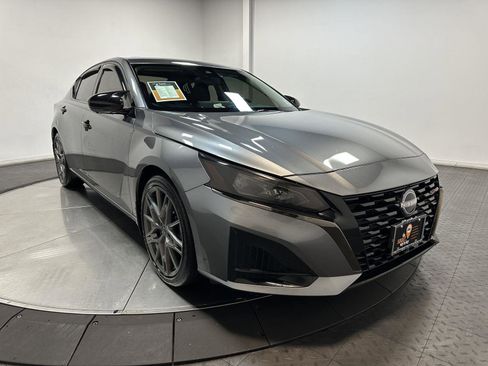 Used 2023 Nissan Altima 2.0 SR image 2