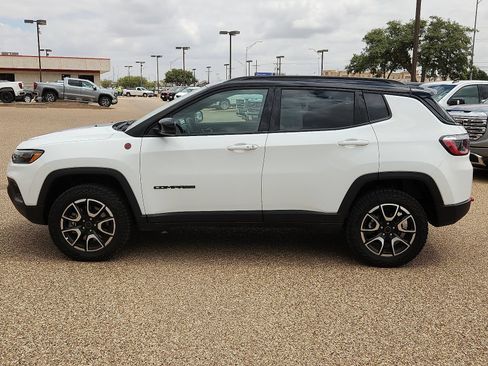 Used 2025 Jeep Compass Trailhawk AWD/4WD image 2