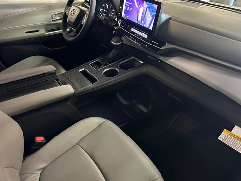 New 2026 Toyota Sienna XLE image 15