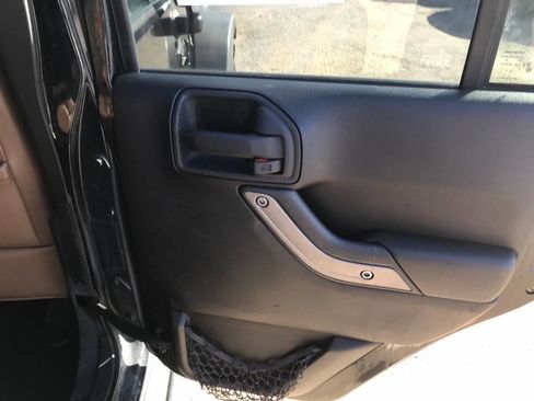 Used 2013 Jeep Wrangler Unlimited Sahara image 13