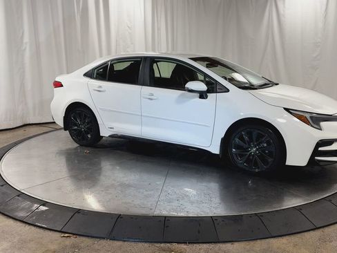 Used 2024 Toyota Corolla SE image 3