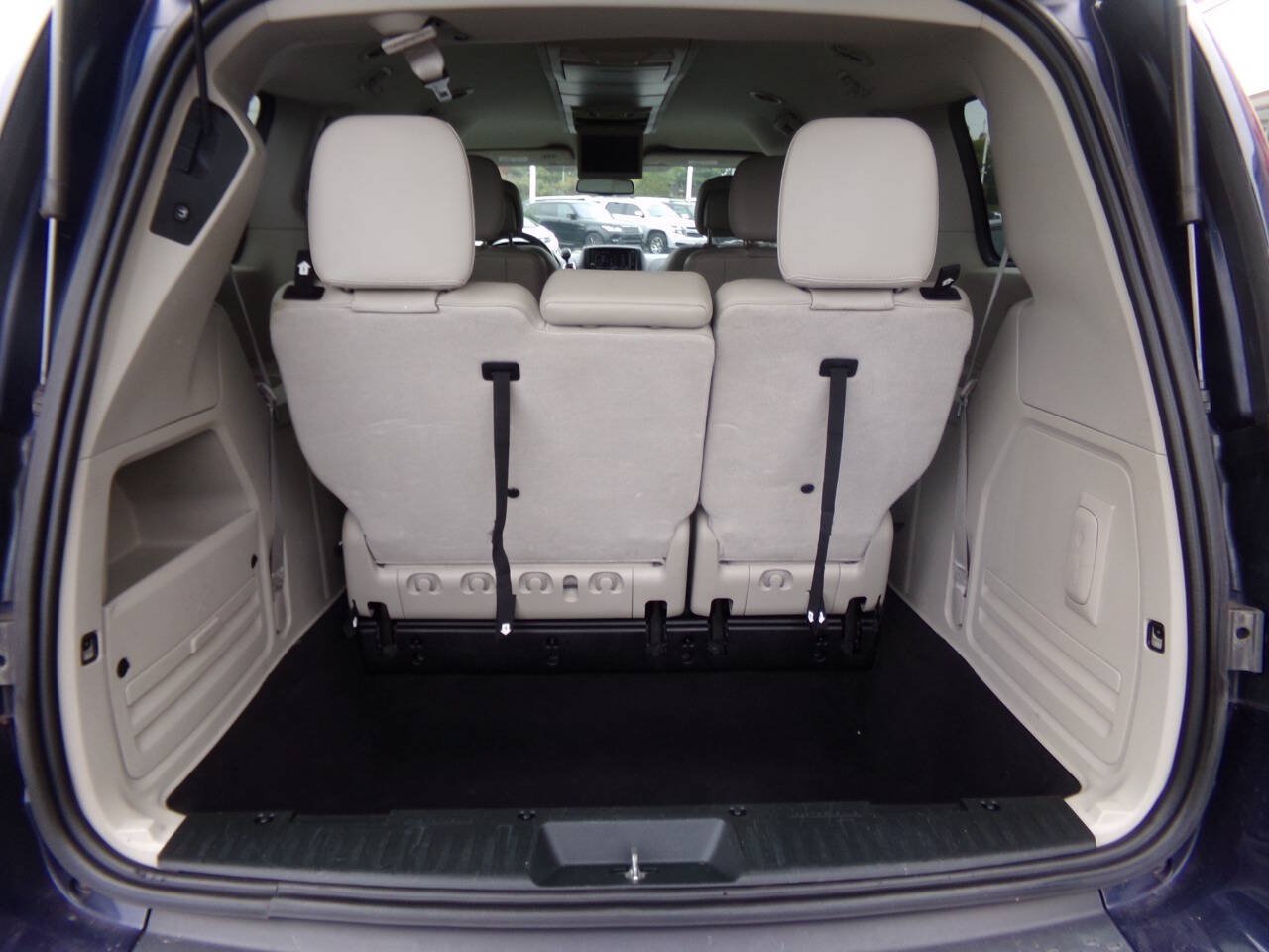 Used 2013 Chrysler Town & Country Touring FWD image 22