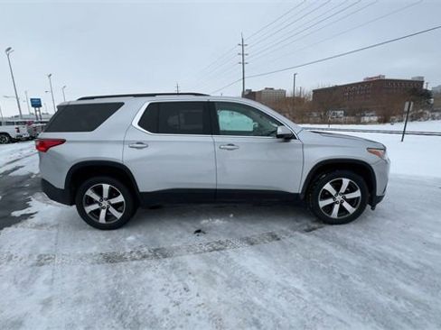 Used 2020 Chevrolet Traverse LT w/ LT Premium Package image 9