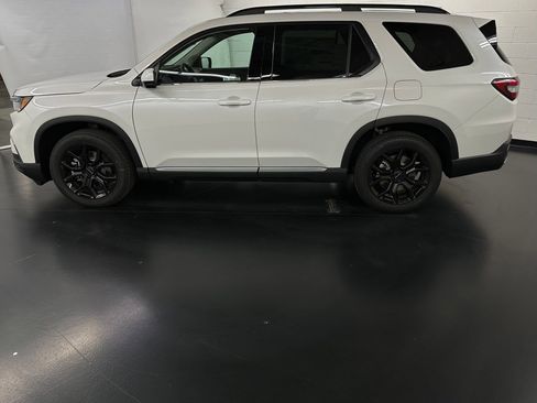 New 2025 Honda Pilot Touring image 2