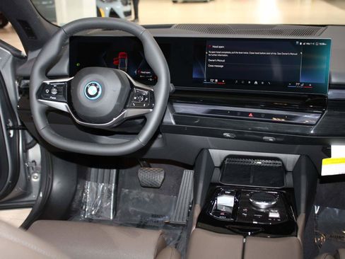 New 2026 BMW i5 eDrive40 w/ Premium Package RWD image 18