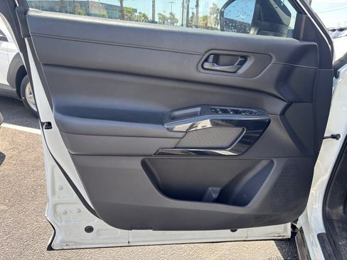 Used 2024 Nissan Pathfinder S FWD image 5
