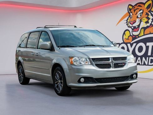 Used 2017 Dodge Grand Caravan SXT FWD image 3