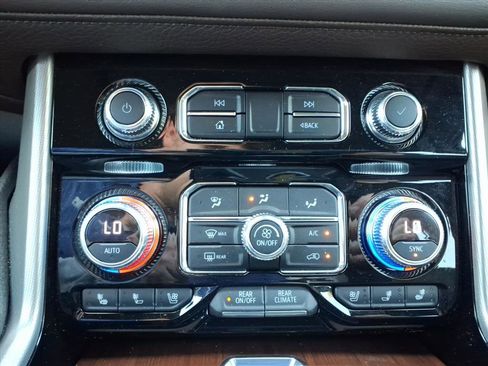 Used 2022 GMC Yukon XL Denali w/ Denali Premium Package image 22