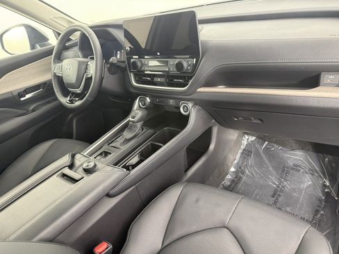 Used 2025 Toyota Grand Highlander AWD image 9
