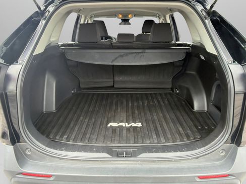 Used 2021 Toyota RAV4 LE AWD/4WD image 10