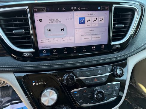 Certified 2023 Chrysler Pacifica Limited image 32