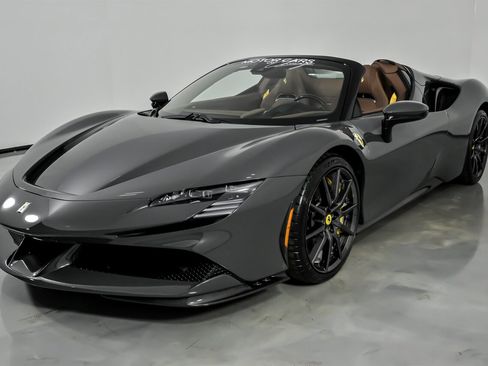 Used 2024 Ferrari SF90 Spider image 5