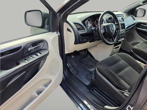 Used 2016 Dodge Grand Caravan SE FWD image 21