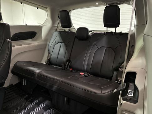 Used 2023 Chrysler Pacifica Touring-L w/ Uconnect Theater Family Group AWD/4WD image 25