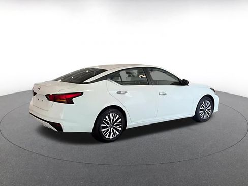 Used 2025 Nissan Altima 2.5 SV FWD image 12