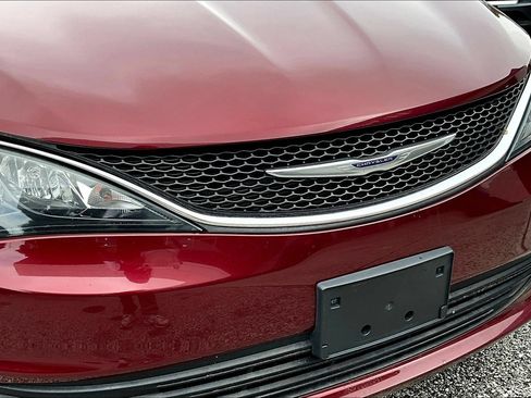 Used 2020 Chrysler Voyager LX FWD image 33