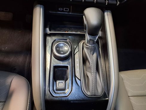 Used 2025 Chevrolet Colorado ZR2 w/ Technology Package AWD/4WD image 17