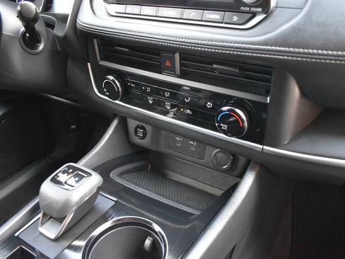 Used 2024 Nissan Rogue S AWD/4WD image 23