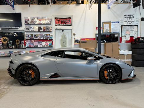 Used 2022 Lamborghini Huracan EVO RWD image 5
