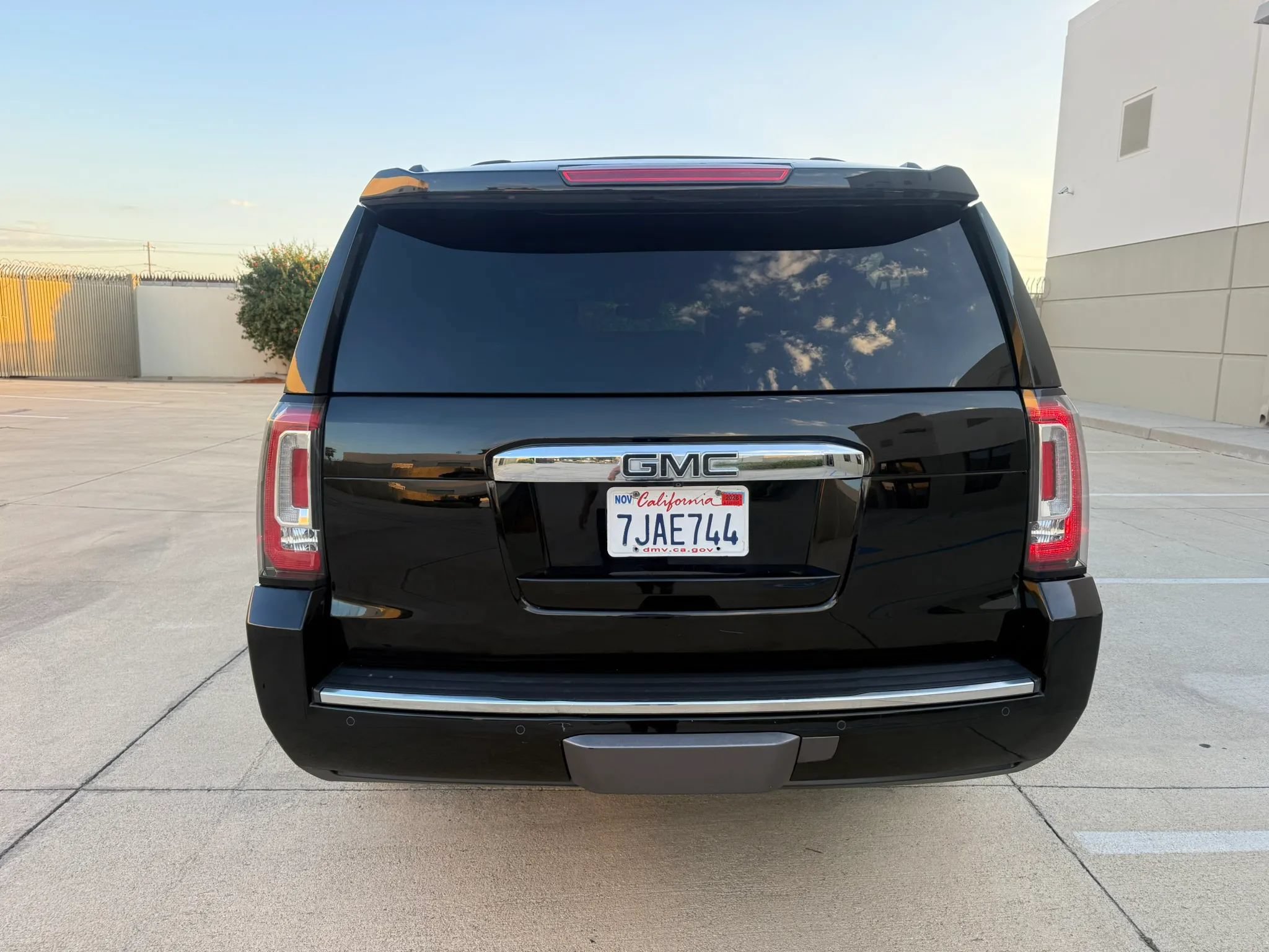 Used 2015 GMC Yukon XL Denali w/ Touring Package AWD/4WD image 7
