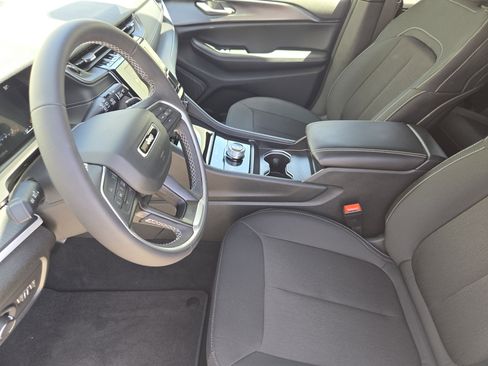 Used 2025 Jeep Grand Cherokee Laredo X RWD image 16