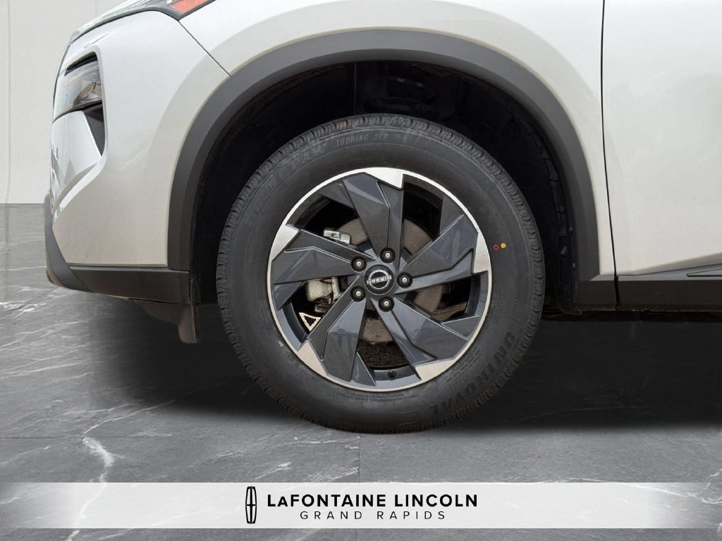 Used 2025 Nissan Rogue SV AWD/4WD image 32