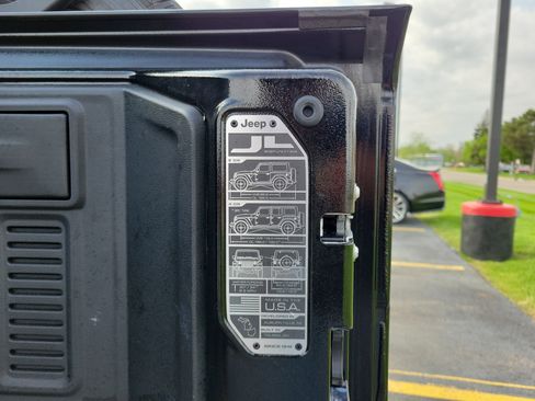 Used 2025 Jeep Wrangler Unlimited Sahara AWD/4WD image 8