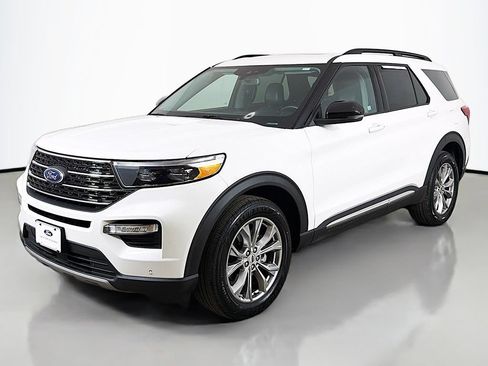 Used 2023 Ford Explorer XLT w/ Equipment Group 202A AWD/4WD image 13