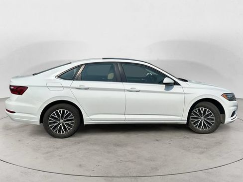 Used 2021 Volkswagen Jetta SE FWD image 3