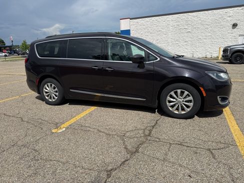 Used 2017 Chrysler Pacifica Touring-L FWD image 8