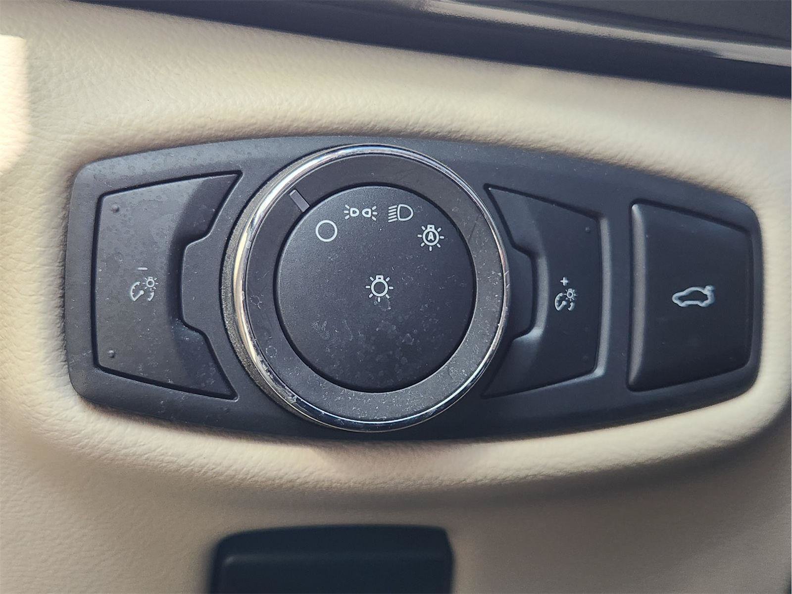 Used 2020 Lincoln MKZ w/ Convenience Package FWD image 23