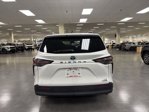 Used 2024 Toyota Sienna XLE image 6