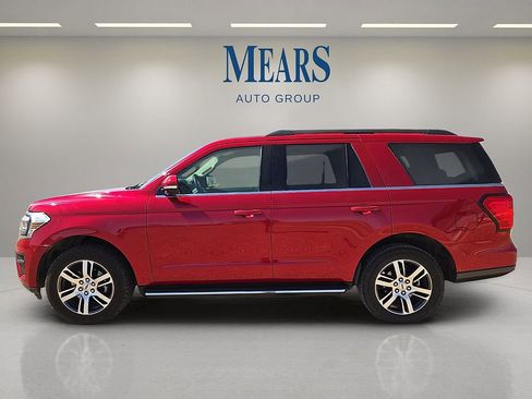 Used 2022 Ford Expedition XLT image 2