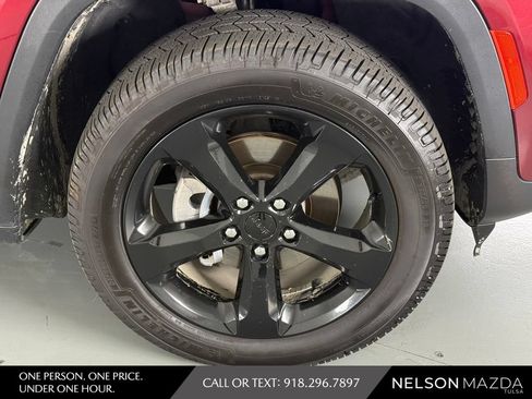Used 2023 Jeep Grand Cherokee Altitude AWD/4WD image 10