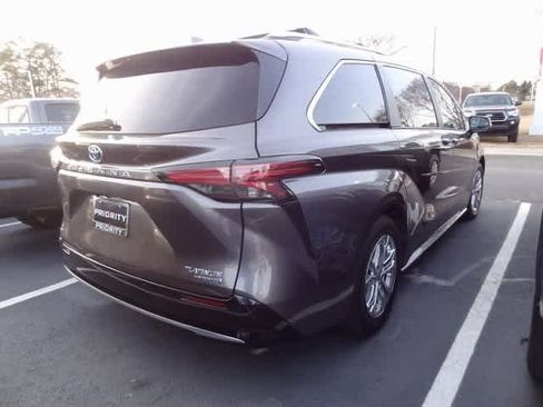 Used 2023 Toyota Sienna Platinum image 4