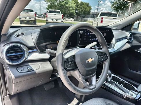 Used 2025 Chevrolet Trax LT FWD image 10