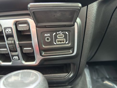 Used 2021 Jeep Wrangler Unlimited Sahara w/ Uconnect 4C Nav & Sound Group AWD/4WD image 32