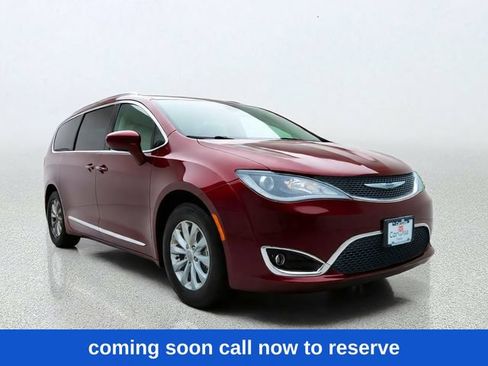 Used 2018 Chrysler Pacifica Touring-L Plus FWD image 1
