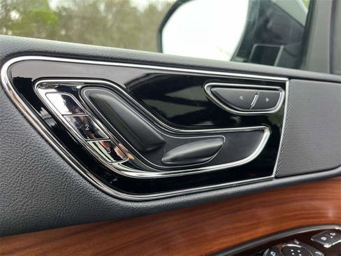Used 2019 Lincoln Navigator Select image 13