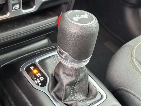 Used 2025 Jeep Wrangler Unlimited Sahara AWD/4WD image 21