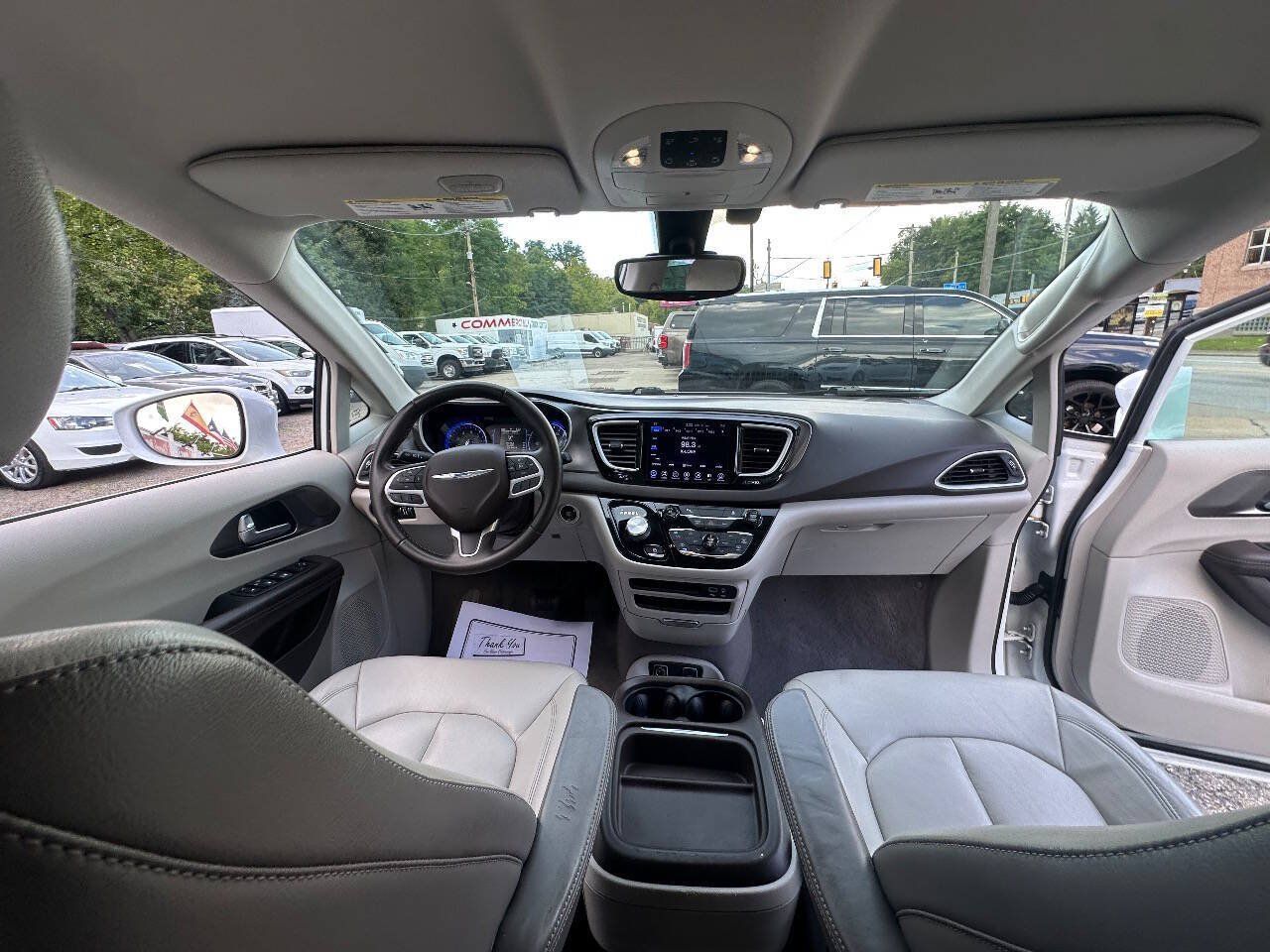 Used 2017 Chrysler Pacifica Touring-L w/ Tire & Wheel Group FWD image 11